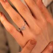 14 Ayar Küçük Baget Taş Beyaz Altın Yüzük thumbnail 1