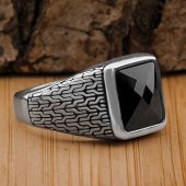 Siyah Zirkon Taşlı Piramit Desenli 925 Ayar Gümüş Yüzük thumbnail 1