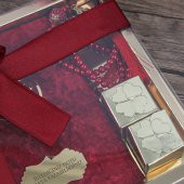 Hediyelik Kadife Kaplı Yasin (Çanta Boy), İnci Tesbih, Kuş Lokumu, Gold Asetat Kutulu (20×20) Mevlid Paketi-Bordo - 5