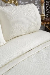 Limena Dantelli Kapitoneli Ultrasonik Çift Kişilik Yatak Örtüsü Krem thumbnail 6