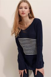 Kadın V Yaka Çizgili Lacivert Kazak - 1