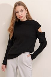 Kadın Siyah Omzu Açık Kazak thumbnail 2