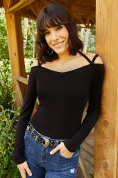 V YAKA OMUZ DETAYLI SIRT DEKOLTELİ BLUZ - 1