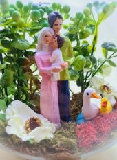 Sevgiliye Hediye Sarılan Aile Temalı Cam Teraryum - 4