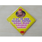CAM İÇİ SARI DEKOR PLAKA KARE 9 AY İÇERDE YATTIM AKILLI OLUN (11x11cm) YAPIŞTIRMALI (Dekor Levha) SARI PLAKA - 1