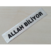 ALLAH BİLİYOR STİCKER 13,5x3cm ALLAH BİLİYOR YAZISI ALLAH BİLİYOR ETİKETİ ALLAH BİLİYOR ÇIKARTMASI - 1