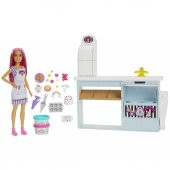 Barbie Pasta Dükkanı Oyun Seti ve Pembe Saçlı 30 cm Minyon Bebek HGB73, Fırın Standı, Pasta Yapma Özelliği, 20den Fazla Oyun Parçası, 3 Yaş ve Üzeri için thumbnail 1