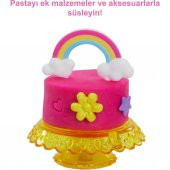 Barbie Pasta Dükkanı Oyun Seti ve Pembe Saçlı 30 cm Minyon Bebek HGB73, Fırın Standı, Pasta Yapma Özelliği, 20den Fazla Oyun Parçası, 3 Yaş ve Üzeri için thumbnail 6