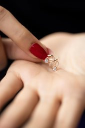 Çapraz Model Zirkon Taşlı Rose Kaplama Gümüş Kıkırdak Küpe - 3
