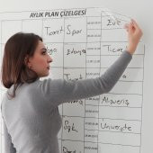 Aylık Plan Çizelgesi - Yapışkansız Tutunan Akıllı Kağıt & Silgili Tahta Kalemi Hediye - 3