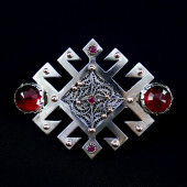 Yılan Tarağı Motifli Kırmızı Taşlı Toka - 1