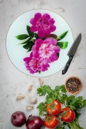 Çap 27 cm Pembe Çiçekler Desenli Cam Kesme Tablası thumbnail 1