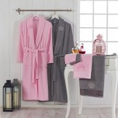 NevresimEv Taç Serisi Nakışlı 6 Parça Aile Bornoz Seti Gri-Pudra - 1