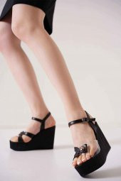 Kadın Siyah Şeffaf Bant Düğme Detaylı Yüksek Dolgu Taban Sandalet  Ayakkabı Mb-03 - 2