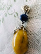 DOĞAL KAYA DAMLA KEHRİBAR LAPİS LAZULİ TAŞLI KOLYE UCU 21,35 Gram - 3