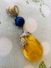 DOĞAL KAYA DAMLA KEHRİBAR LAPİS LAZULİ TAŞLI KOLYE UCU 21,35 Gram - 4