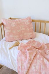 Vivamaison 100x100 cm Bebek Battaniyesi ve 35x45 cm Yastık Kılıfı Jakarlı 3 Kat Müslin Pembe Geyik - 1