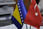 92-98 Bosnia ve Yeni Bosna Herksek Bayrakları - Türkiye Bayrağı Üçlü Saten Masa Bayrak Set - 1