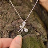 Pırlantalı Beyaz Kelebek Altın Kolye thumbnail 2