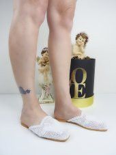 Sue Beyaz Hasır Işlemeli Önü Kapalı Terlik thumbnail 2