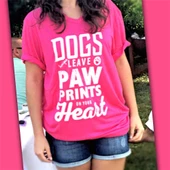 Dogs Leave Paw Prints On Your Heart Pembe Tişört - 1