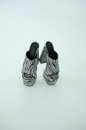 Siyah beyaz zebra desenli yüksek topuklu terlik - 3