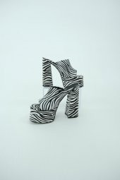 Siyah beyaz zebra desenli yüksek topuklu terlik - 4