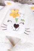 %100 Pamuk Kapüşonlu Çiçekli Kedi Nakışlı Çocuk Bornoz thumbnail 2