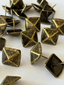 25 ADET 20 MM PİRAMİT ANTİK KABARA RAPTİYE HOBİ ÇİVİSİ KOLTUK ÇANTA TASARIM AKSESUAR SÜSÜ - 1