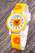 4-12 Yaş Çocuk Kol Saati Çiçek Desenli Rakamlı Kadran Sarı Silikon Kordon ST-304329 - 1