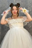 Kız Çocuk Yakası Transparan Omzu Açık Göğsü ve Kolları Güpür İşlemeli Beyaz Abiye thumbnail 3