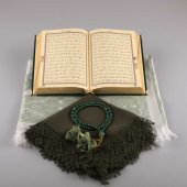 Şal + Seccade + Tesbih + Kuran Hediye Seti (Hafız Boy, Kadife, Zeytin Yeşili) thumbnail 3