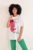 Kadın Beyaz Renk Süprem Kumaş Süzine Nakışlı Bisiklet Yaka Oversize Tişört - 5