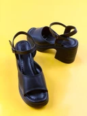 Basskan Kence Sİyah Tek Bant Topuklu Ortopedik Taban Sandalet thumbnail 1