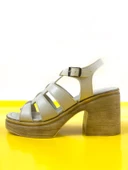 Basskan Bej Dence Yüksek Topuk Ortopedik Taban Platform 3 Bantlı Sandalet thumbnail 3