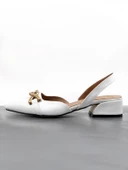 Basskan Bere Beyaz Tokalı Sivri Burun Sandalet Terlik Alçak Topuk thumbnail 1