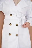 Üç Düğmeli Kruvaze Yaka Beyaz Trençkot thumbnail 4
