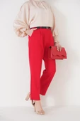 Yırtmaçlı Kemerli Krımızı Pantolon thumbnail 2