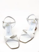Basskan Kadın Beyaz Koll Burgu Şeffaf Topuk Bilekten Bağlamalı Tekbant Taşlı Sandalet - 3
