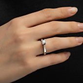 4 Tırnaklı Swarovski Taşlı 925 Gümüş Tektaş Yüzük thumbnail 3