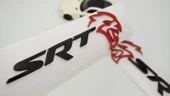 DK Tuning Dodge Challenger Charger SRT Hellcat Siyah Kırmızı Logo Arma thumbnail 1