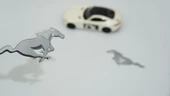 DK Ford Mustang Shelby GT Koşan At Çamurluk Yanı Gri Logo Arma - 1