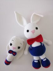 Salopetli Tavşan Uyku Arkadaşı ve Çıngırak Amigurumi Organik Oyun thumbnail 1