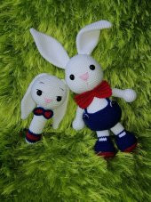 Salopetli Tavşan Uyku Arkadaşı ve Çıngırak Amigurumi Organik Oyun thumbnail 2