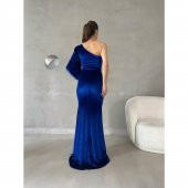 Kadın Tek Kollu Derin Yırtmaç Detay Kolu Yırtmaçlı Maxi Boy Kadife Kumaş Elbise - 3
