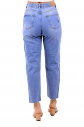 Bacakları Yırtıklı ve Yüksek Belli Astarsız Cepli Boyfriend Kadın Kot Pantolon Jean Orta Mavi Denim - 2