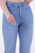 Paçaları Dikişsiz ve Yüksek Belli Cepli Astarsız Kadın Kot Pantolon Mom Fit Jean Açık Mavi Denim - 2