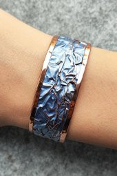 Mavi Renk Rölyef Desen Şekilli Kadın Bileklik El Yapımı Ayarlanabilir Bakır Bileklik - 2