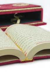 Masa Üstü Rahleli Kadife Kaplı Sandıklı Kuranı Kerim Seti - Rahiya Serisi Kırmızı - 9