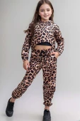 Kız Çocuk Kapüşonlu Leopar Desenli Sweatshirt ve Croplu Kahverengi Eşofman Takım thumbnail 8